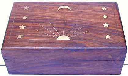 Holzkstchen mit Sonne, Mond und Sternen